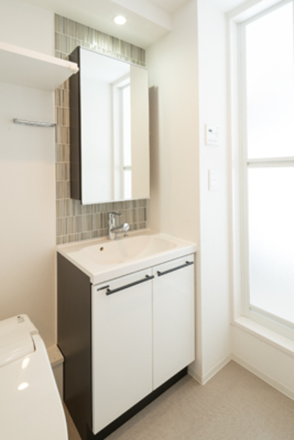 キッチンと同じデザインのスタイリッシュな洗面化粧台
※写真は同タイプ住戸です。