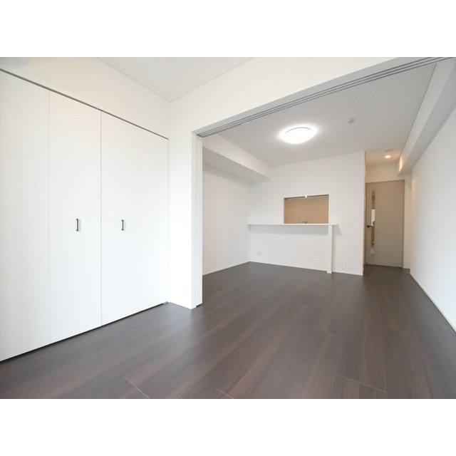 寝室のドアを開ければ17.7帖の超広々リビングに