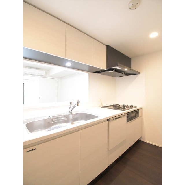 リビングの様子が見えるキッチン