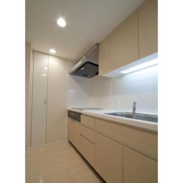 3口のガスコンロが導入されたキッチンです。※写真は同タイプ住戸です。