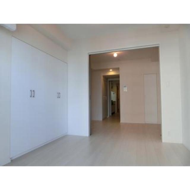 5.0帖の洋室、5.7帖のダイニングと続きます。※写真は同タイプ住戸です。