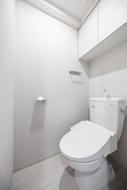 棚があるので掃除用具など整理整頓しやすそうですね。※写真は同タイプ住戸です。