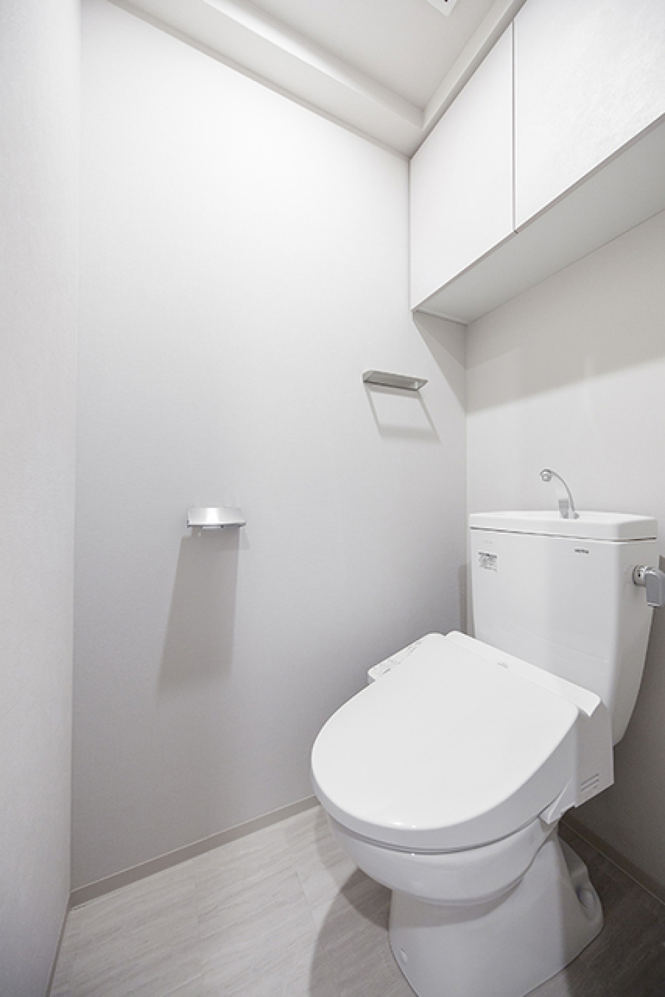 棚があるので掃除用具など整理整頓しやすそうですね。※写真は同タイプ住戸です。