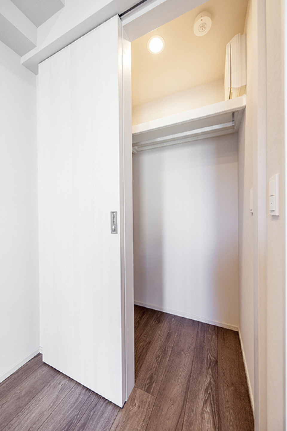 ウォークインクローゼットを開けた時の様子。※写真は同タイプ住戸です。