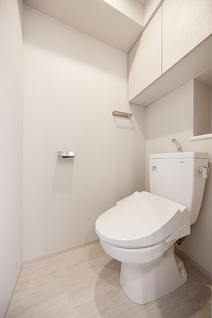 棚があるので掃除用具など整理整頓しやすそうですね。※写真は同タイプ住戸です。