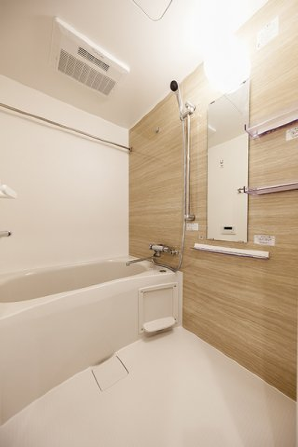 ナチュラルな木目調のパネルの浴室。※写真は同タイプ住戸です。