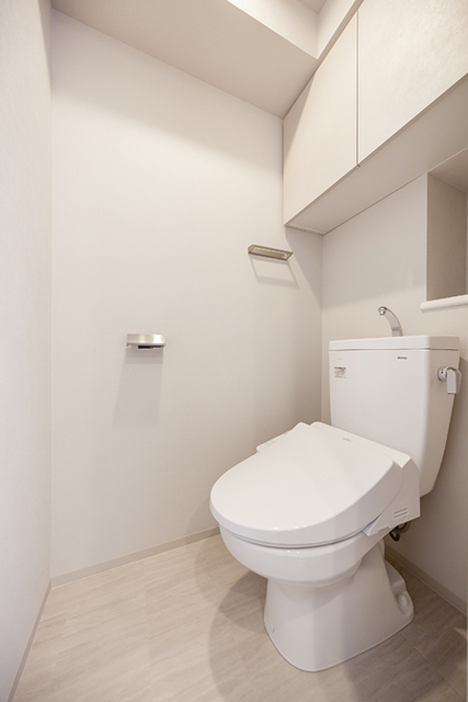 棚があるので掃除用具など整理整頓しやすそうですね。※写真は同タイプ住戸です。