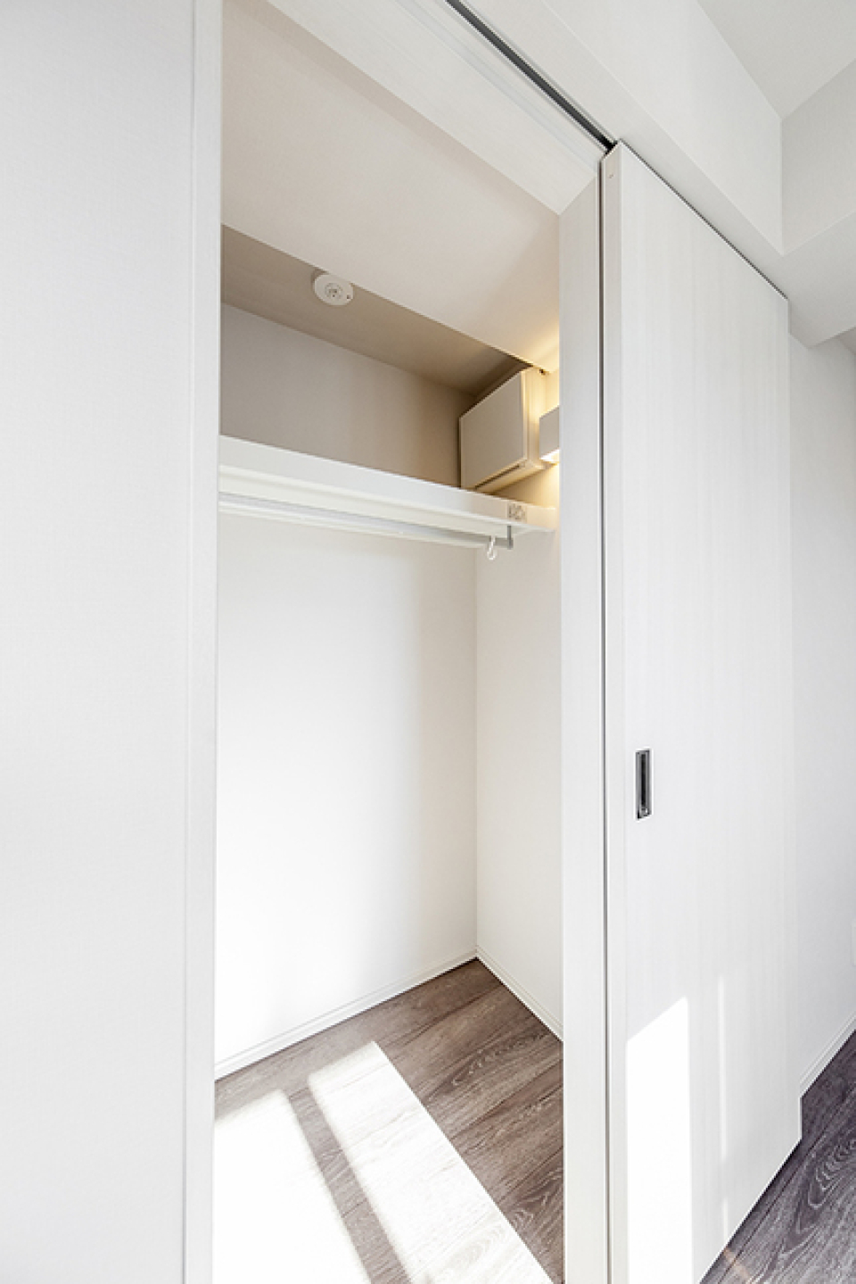 ウォークインクローゼットを開けた時の様子。※写真は同タイプ住戸です。