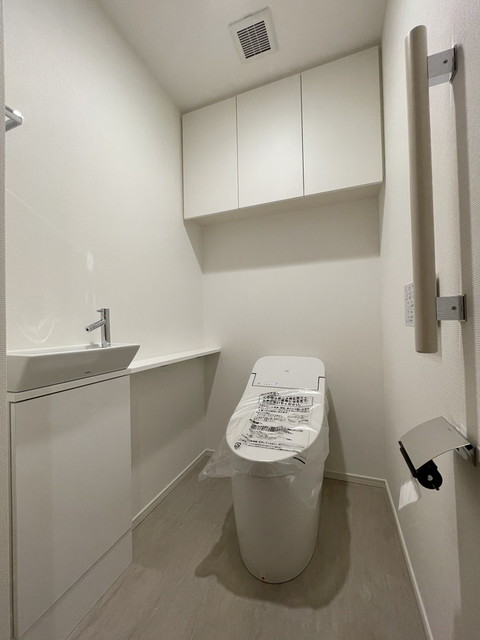トイレには手洗い場付き※写真は同タイプ住戸です。