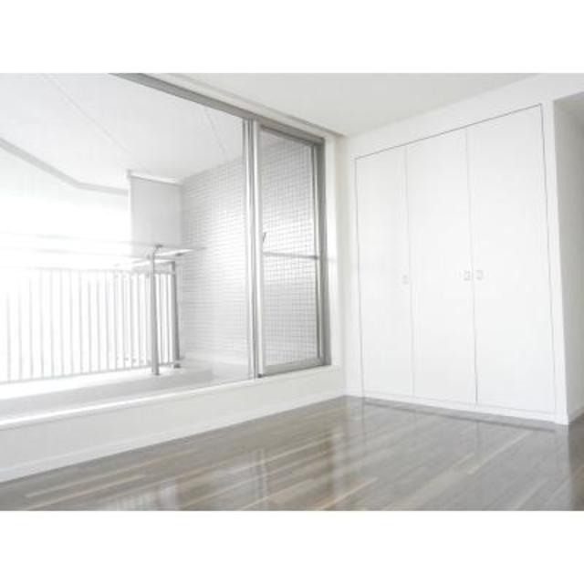 窓からベランダへ繋がってます※写真は同タイプ住戸です。