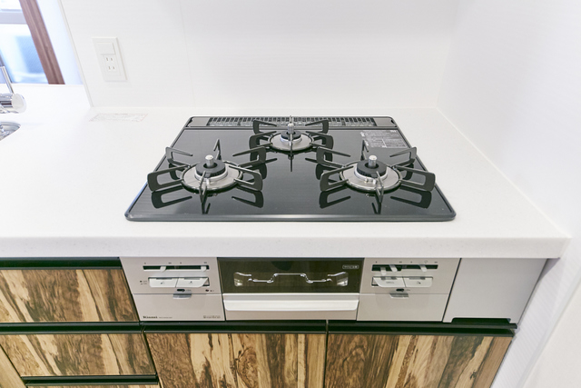 ３コンロで料理もはかどる
※写真は同タイプ住戸です。