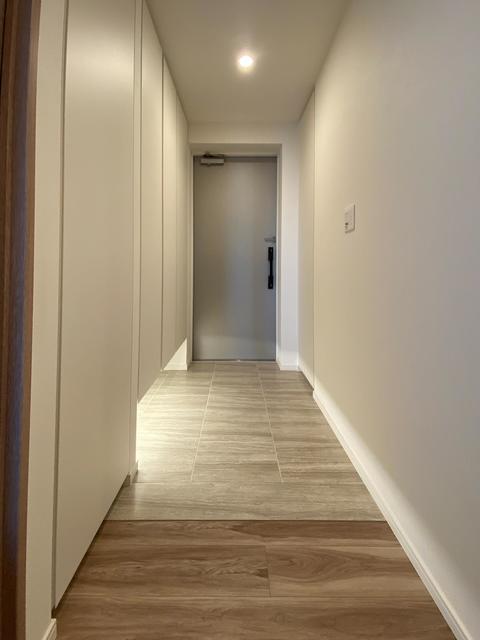 廊下から玄関※写真は同タイプ住戸です。