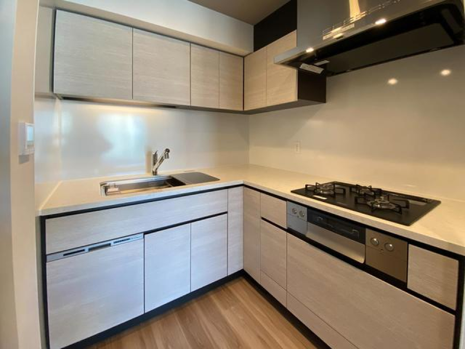 キッチンはL字型で使い勝手がいい※写真は同タイプ住戸です。