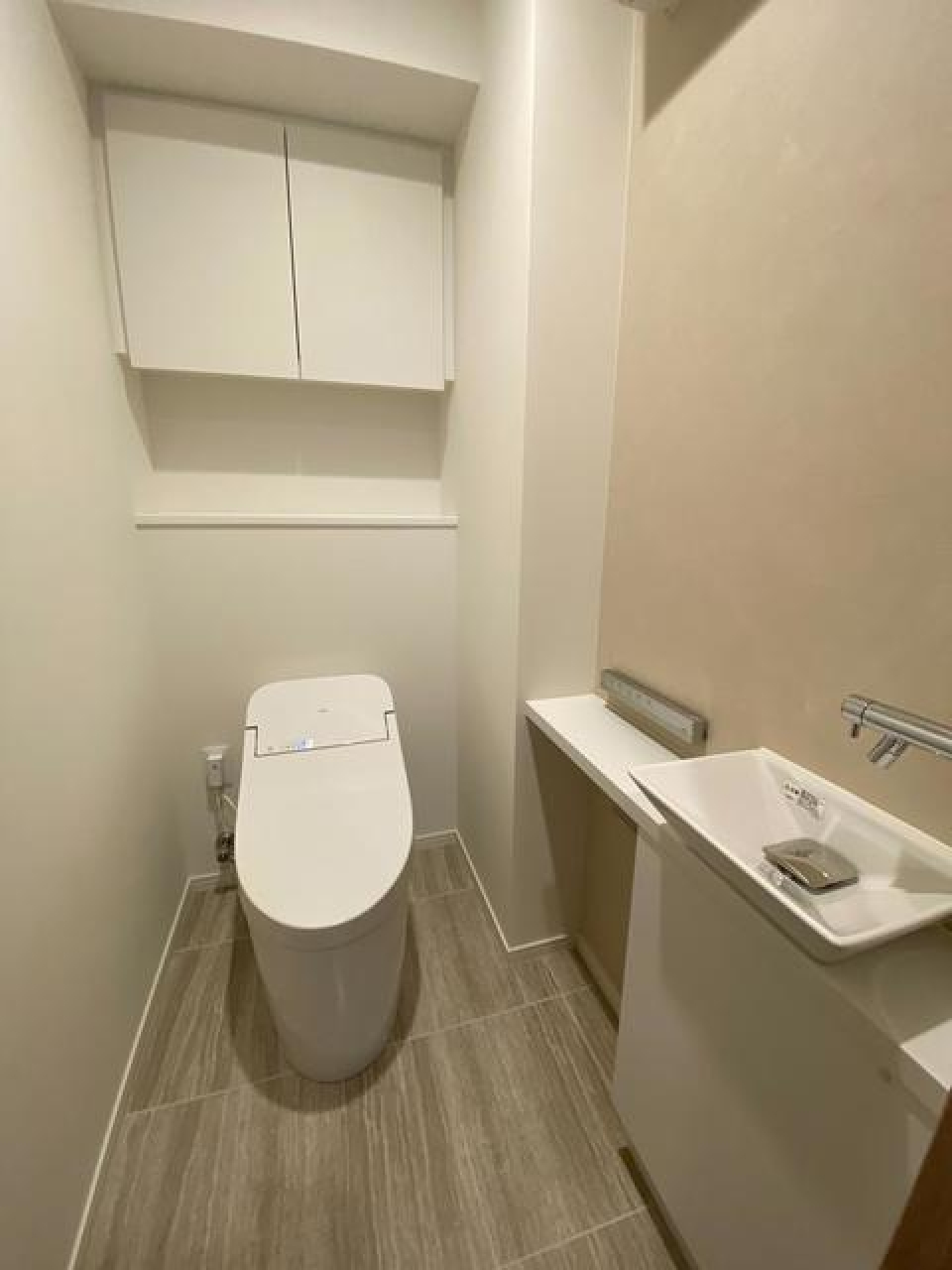 トイレは手洗い場付き※写真は同タイプ住戸です。