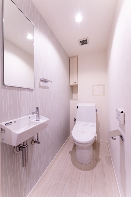 トイレは手洗い場付き※写真は同タイプ住戸です。