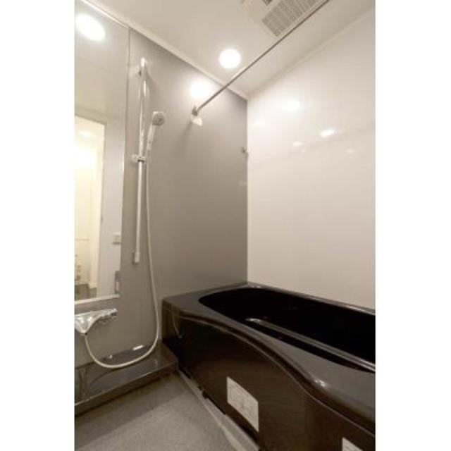 お風呂はブラック※写真は同タイプ住戸です。