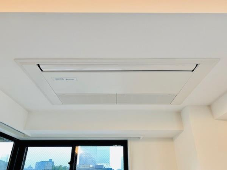 天井には備え付けのエアコン