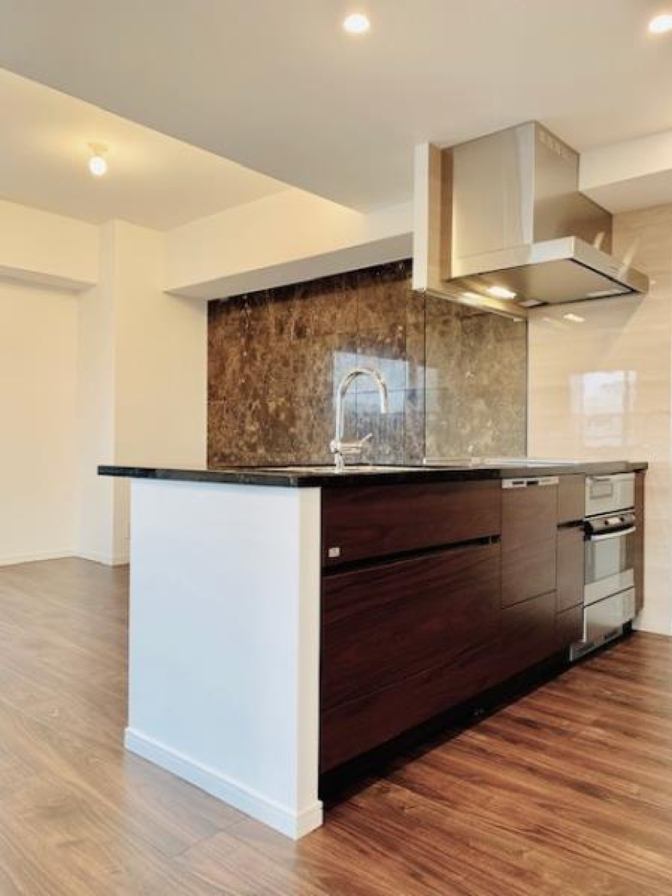 キッチンは落ち着いたブラウン