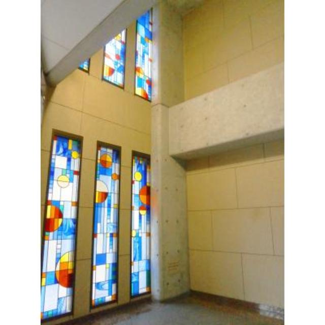 エントランスのステンドグラスが素敵