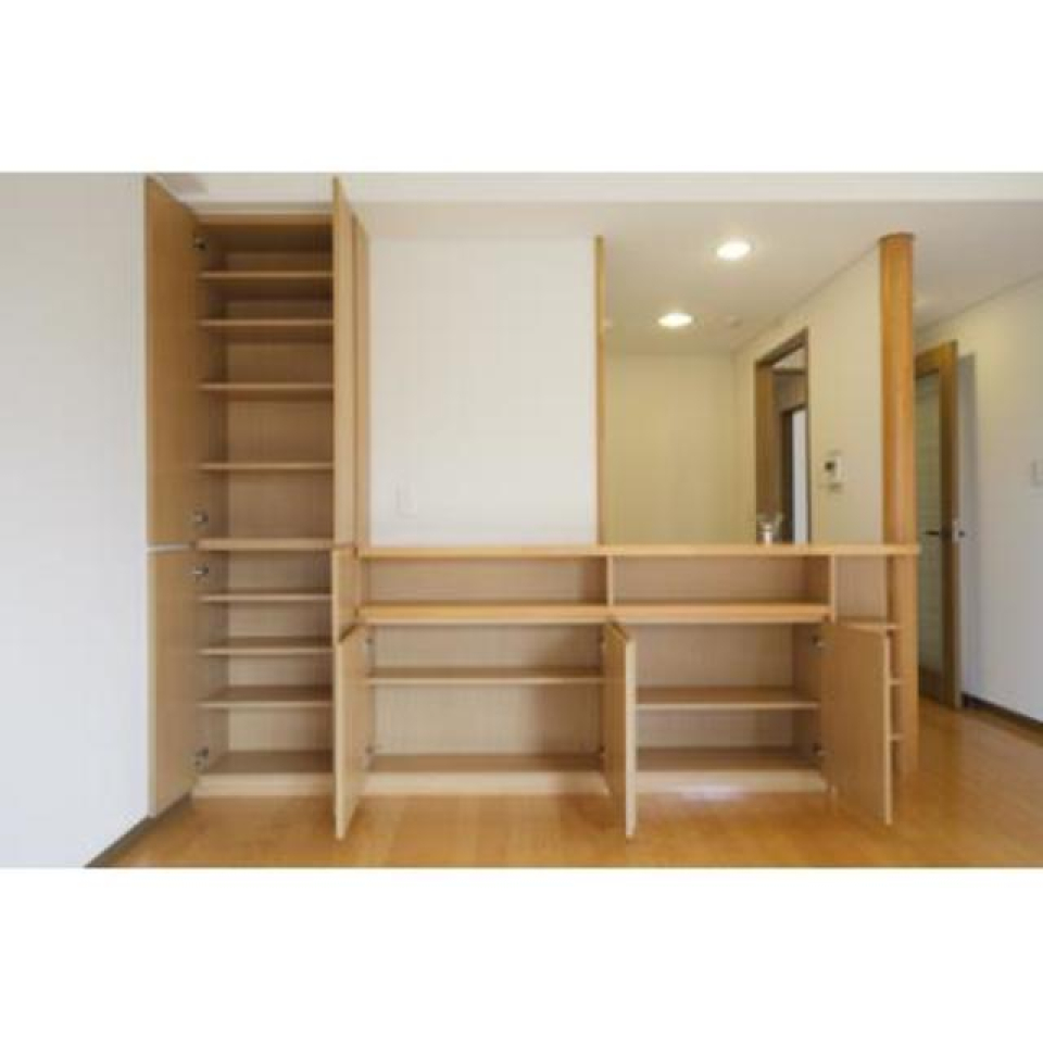 カウンターが収納スペースになってます※写真は同タイプ住戸です。