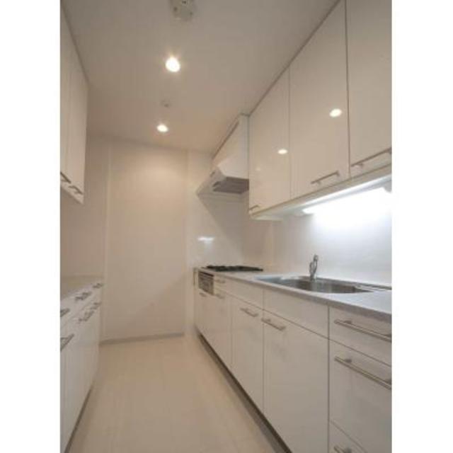 真っ白いキッチン※写真は同タイプ住戸です。