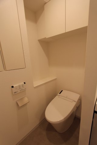 トイレは棚付き