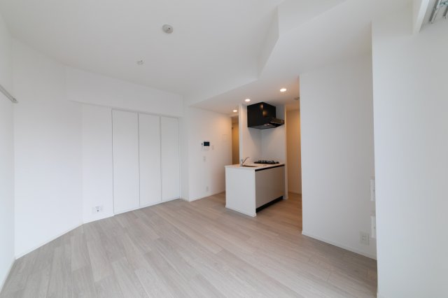 少しカーブした洋室