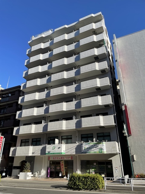 場所は中山駅前の通りに面しています