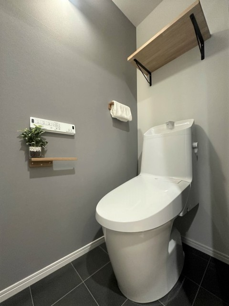 トイレには木の棚がついています