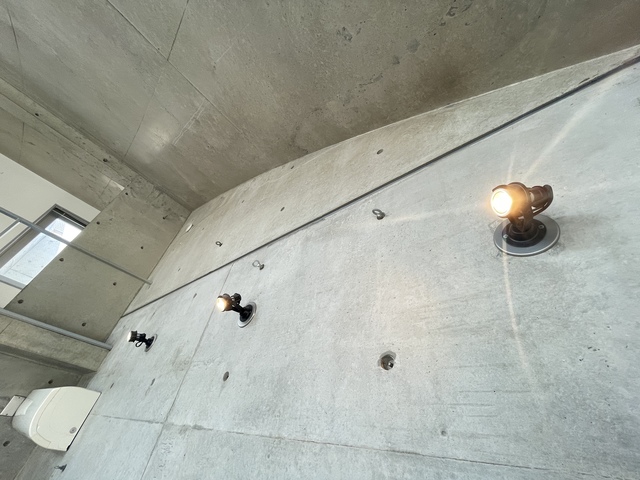 コンクリート壁にライトがおしゃれ