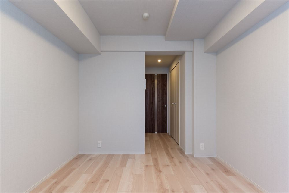 真っ白な壁とナチュラルなフローリング