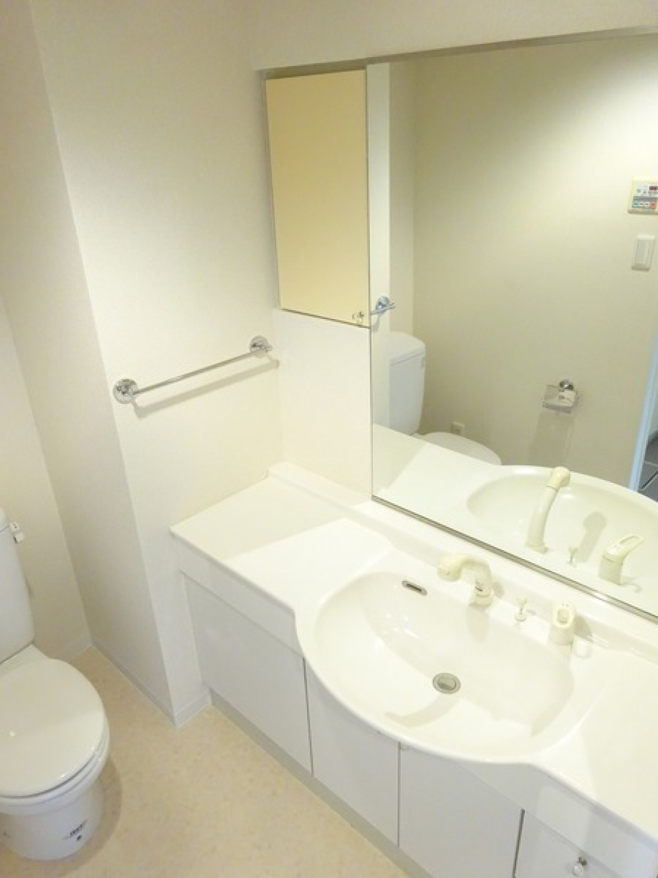 洗面台の鏡は大きくてうれしい