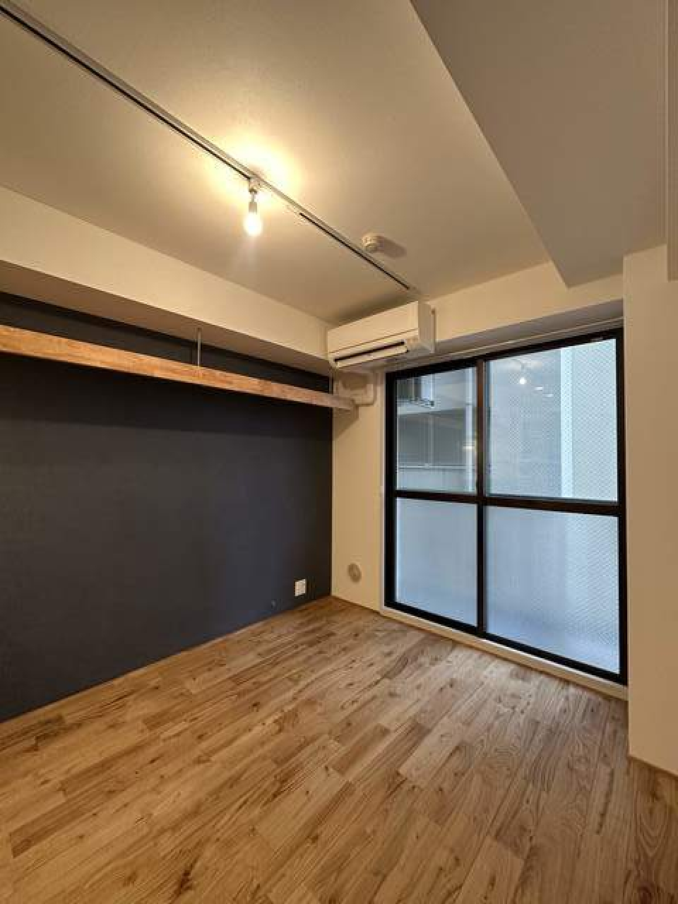 壁が紺色なのもいい