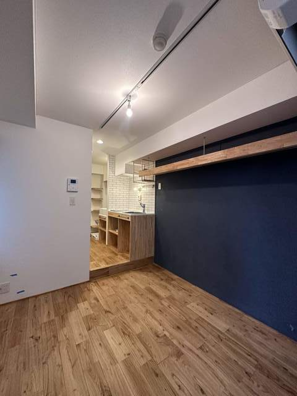 ダクトレールや古材風のフローリングがいい感じ