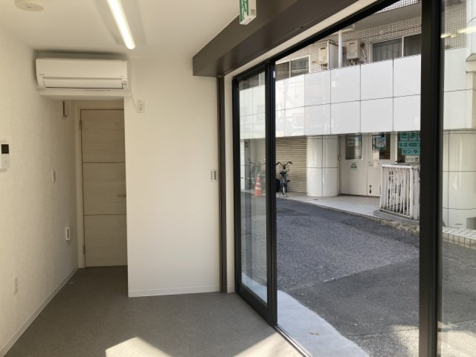 一階の道路に面した部屋