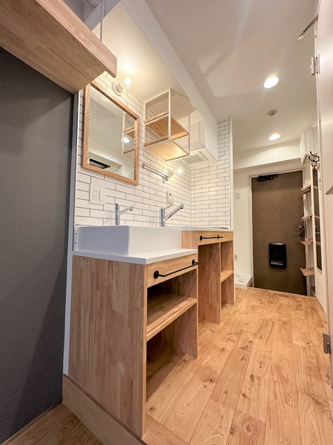 キッチンシンクの横に洗面台があります。