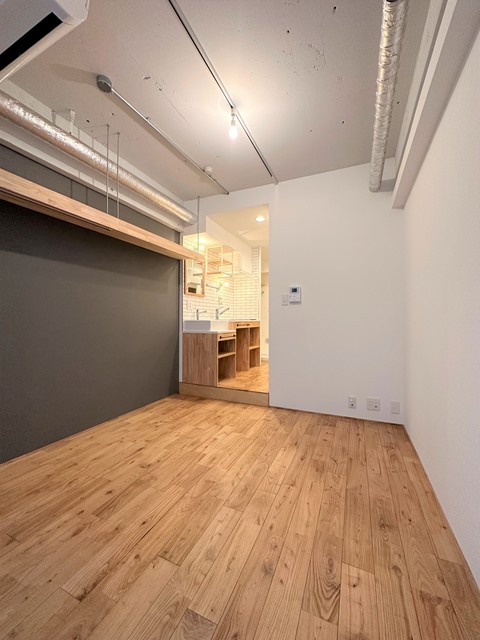 古材風フローリングライトがおしゃれ