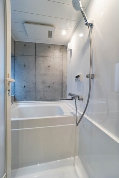 バスルームまでコンクリって珍しい&hellip;！