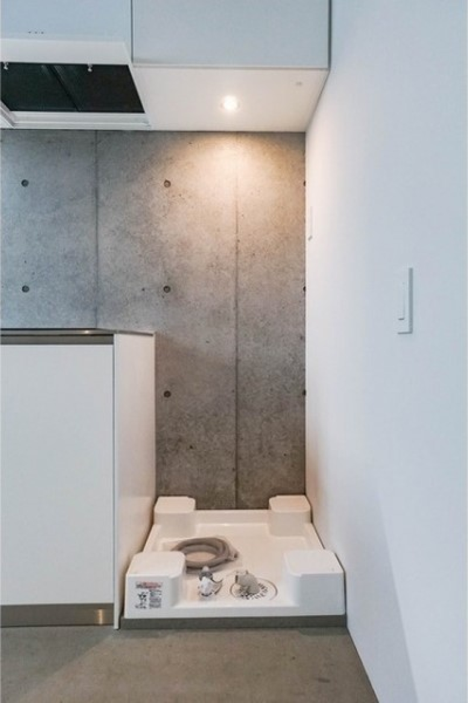 この空間に似合う角ばった洗濯機を探しましょう！