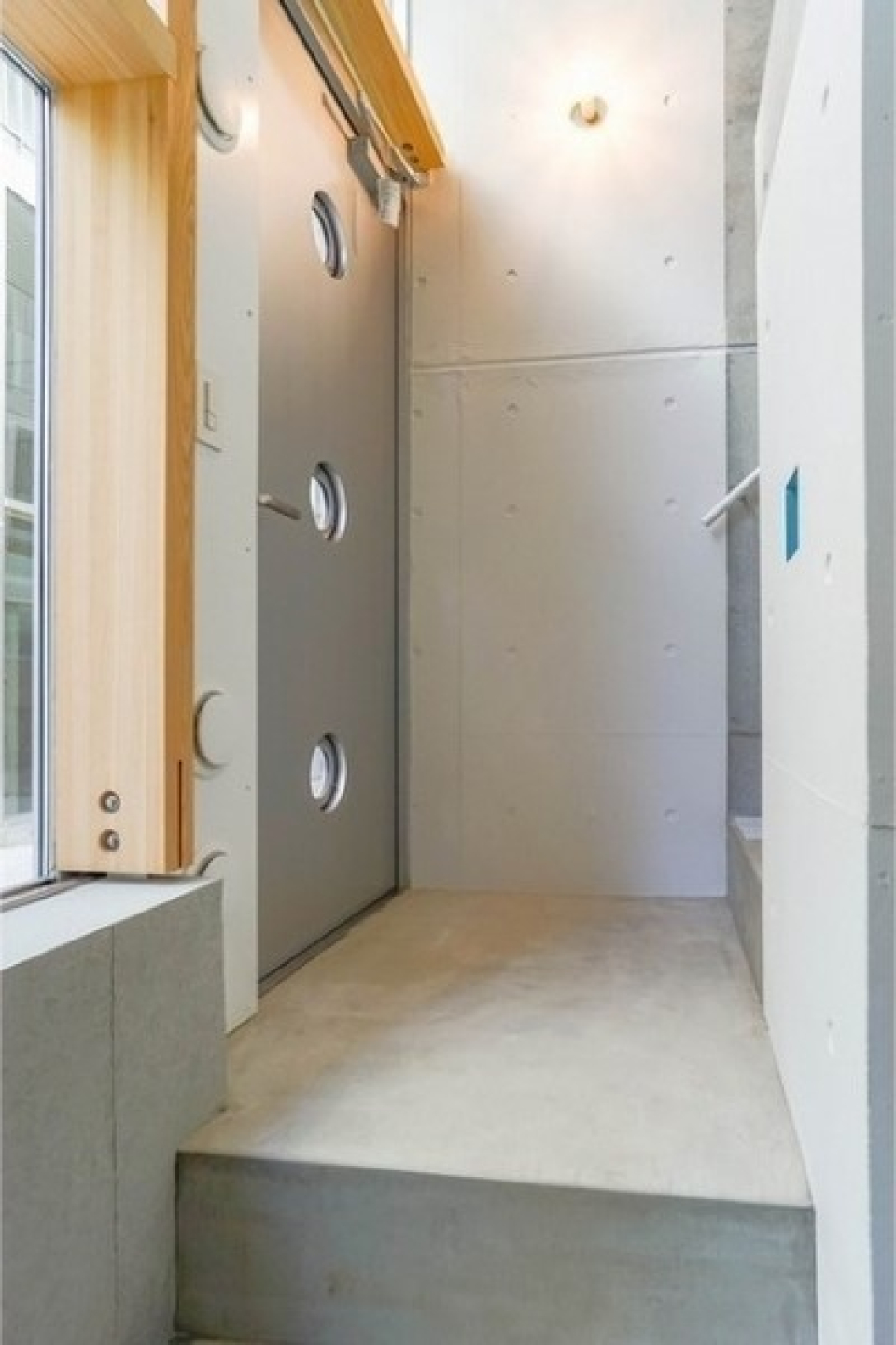 玄関はメタリックな感じがいいですね