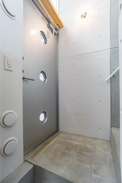 玄関はメタリックな感じがいいですね