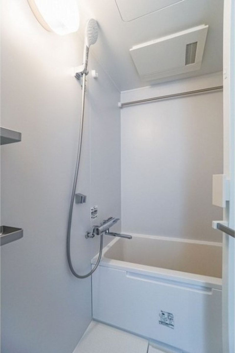 バスルームは小さいながら浴室乾燥機能付き