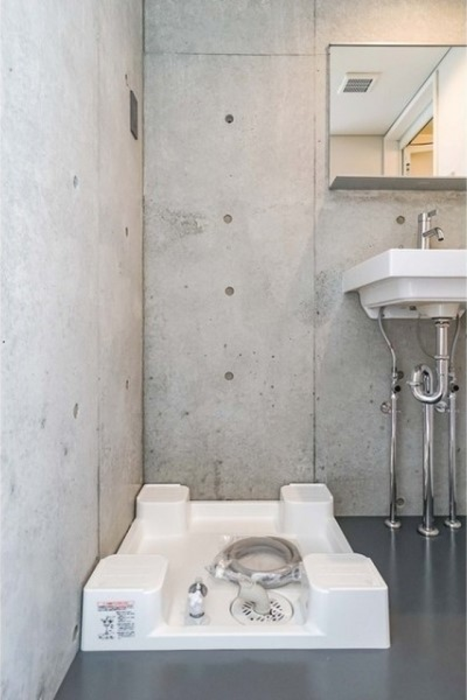 この空間に似合う角ばった洗濯機を探しましょう！