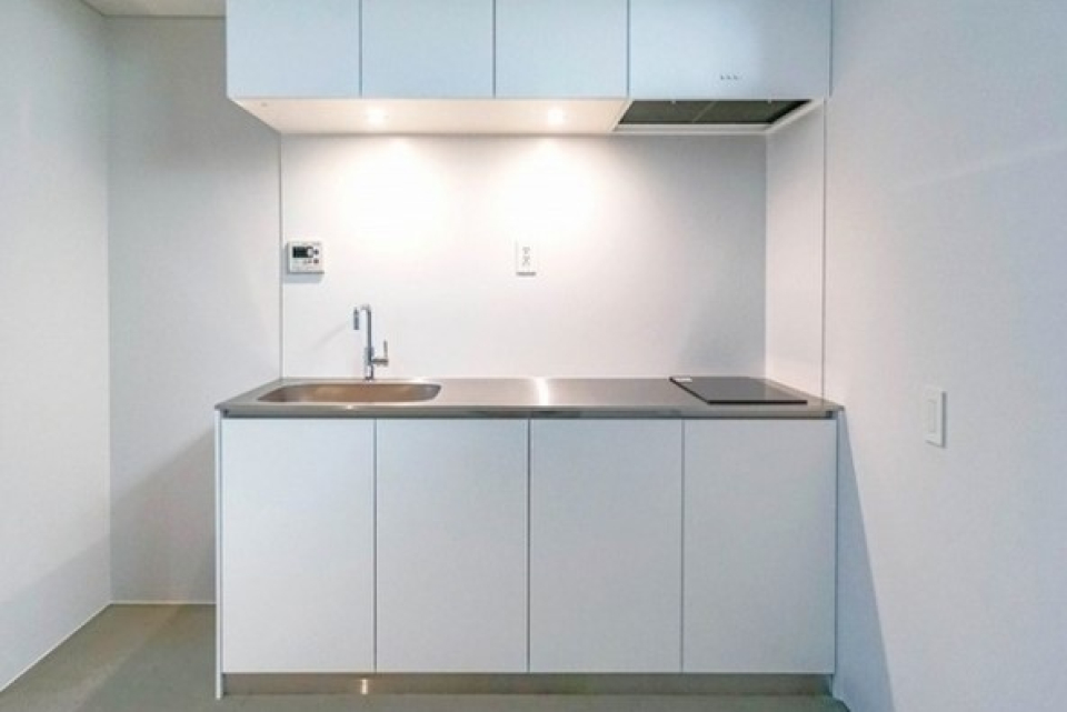 空間に溶け込むシンプルなキッチン