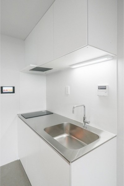 空間に溶け込むシンプルなキッチン