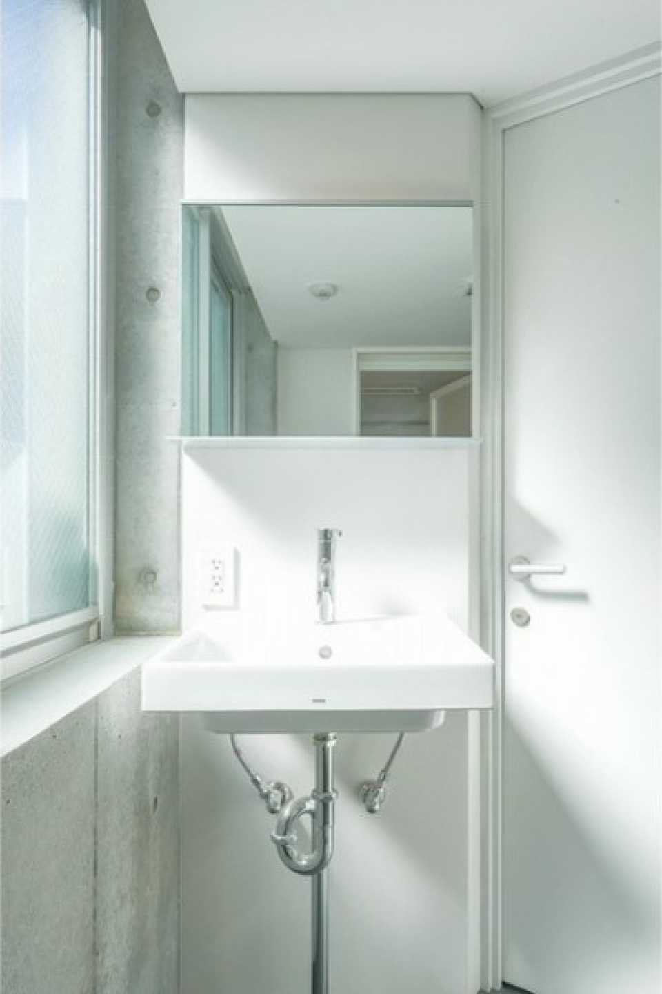 メイクがしやすい自然光溢れるサニタリールーム