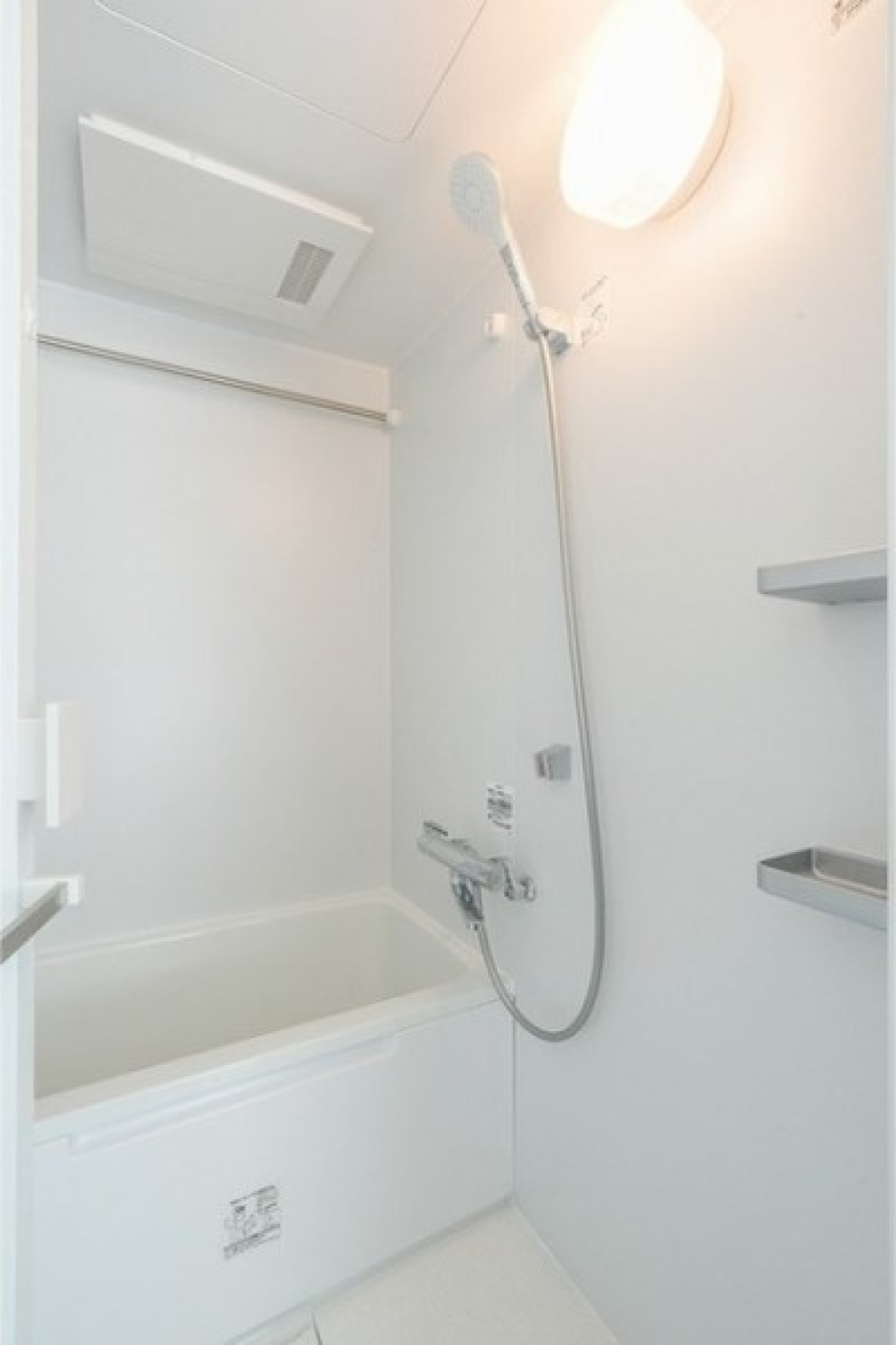 バスルームは小さいながら浴室乾燥機能付き