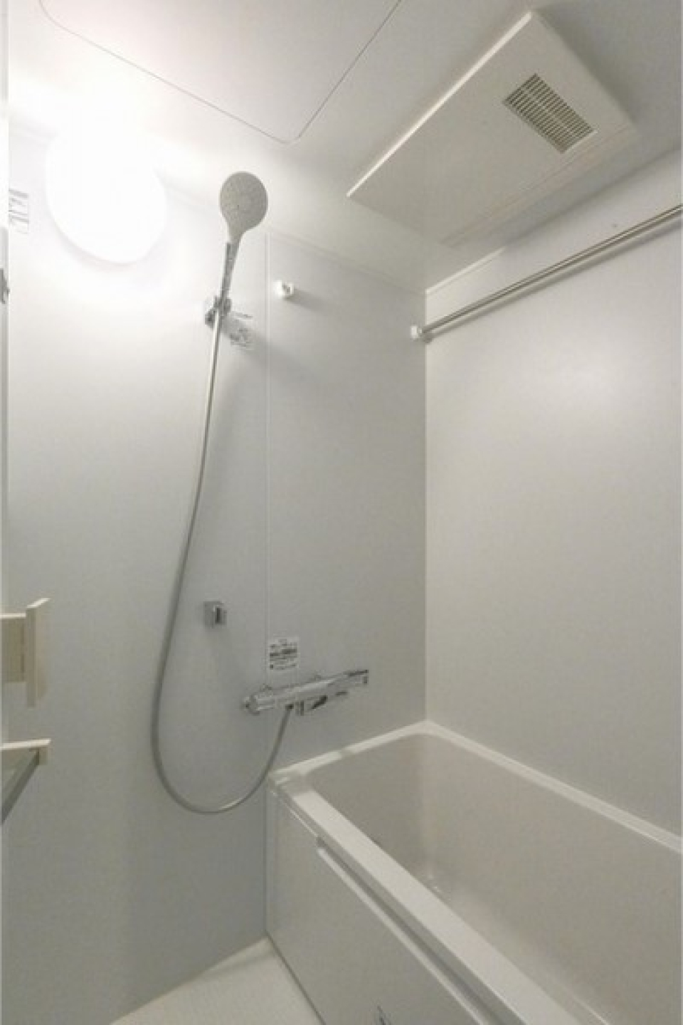 バスルームは小さいながら浴室乾燥機能付き