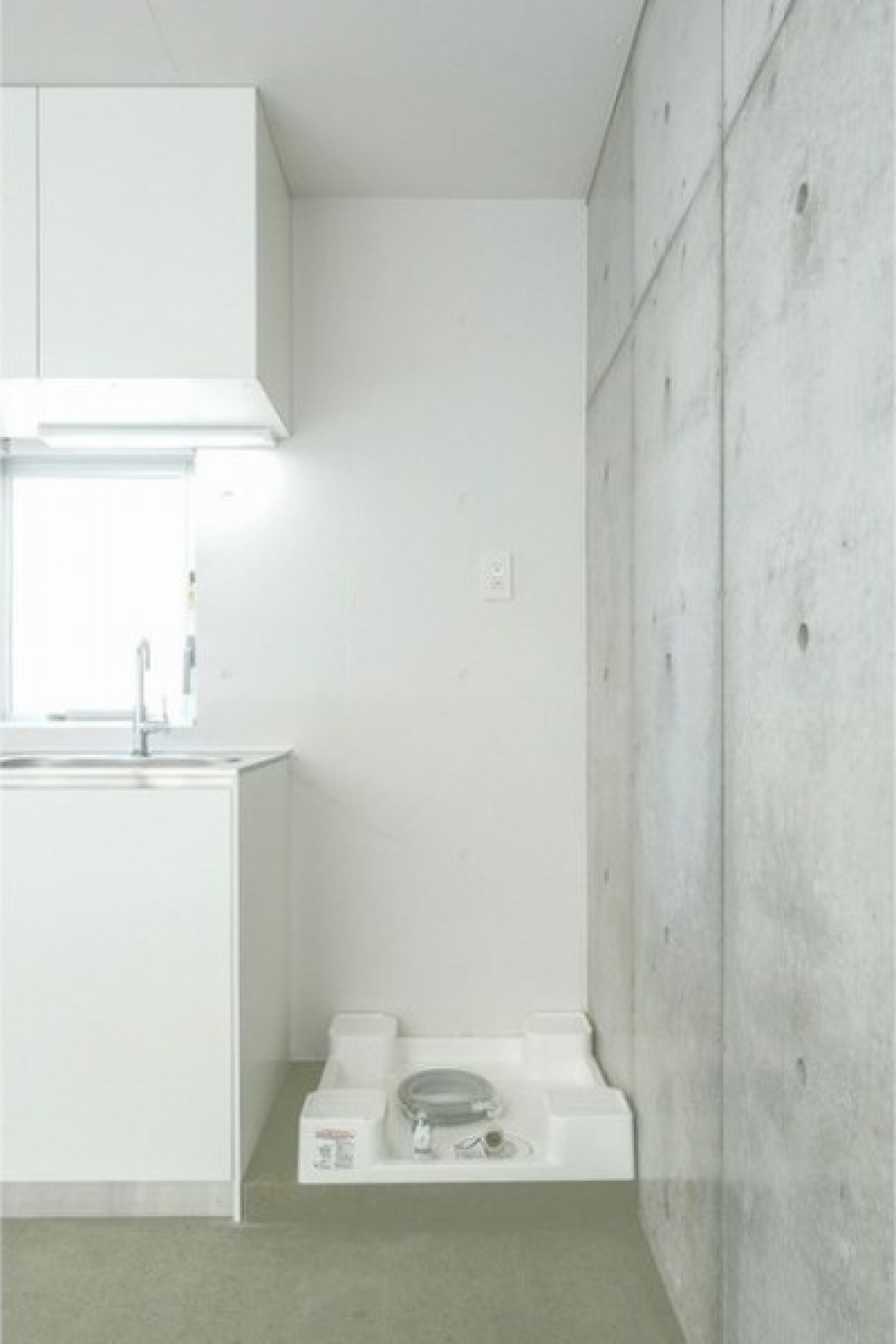 この空間に似合う角っとした洗濯機を探しましょう！