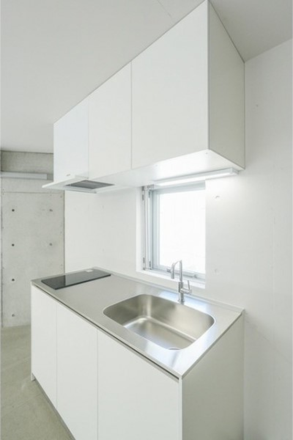 空間に溶け込むシンプルなキッチン